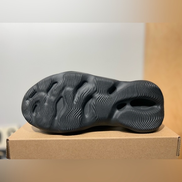 Yeezy Foam Runner Kids “Onyx” (2022) - Picture 5 of 6